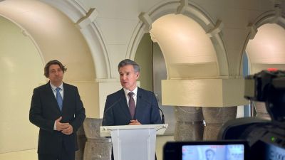 El consejero de Urbanismo, Infraestructuras, Energía y Vivienda, Víctor Serrano, ha ofrecido los datos sobre la asesoría jurídica. / Europa Press
