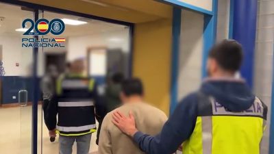Los detenidos son trasladados a una comisaría por agentes de Policía Nacional. / Policía Nacional