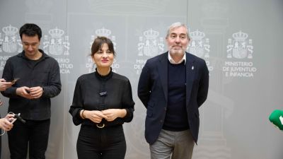 La ministra de Juventud e Infancia, Sira Rego, y el presidente del Gobierno de Canarias, Fernando Clavijo, durante su reunión en el Ministerio de Juventud e Infancia./ Jesús Hellín/ Europa Press