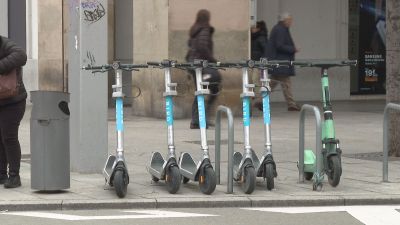 Varios patinetes de alquiler aparcados en una calle de Zaragoza. / Aragón TV