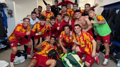 Los jugadores del Ejea celebran la victoria.