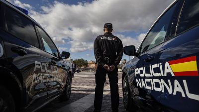 Un policía vigila los alrededores de la playa de Valencia en una imagen de archivo. / Europa Press