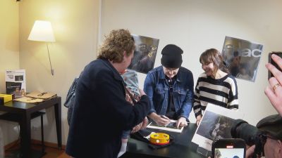 Amaral firma algunas copias de sus últimos trabajos. / Aragón TV