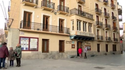 Fachada del hotel de Jaca del que es propietario Eduardo Lacasta. / Aragón TV