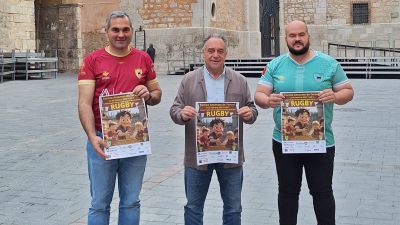 Los organizadores del torneo mostrando los carteles