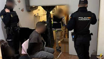 Momento en el que se detiene a los encargados de la red de explotación sexual. / Policía Nacional