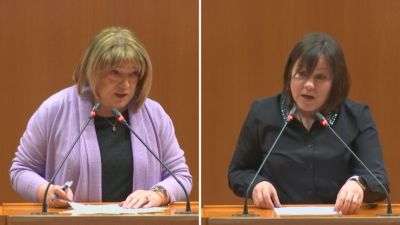 La consejera de Educación, Tomasa Hernández (izda), y la diputada del PSOE, Carmen Soler (dcha), ese viernes en el pleno de las Cortes de Aragón. / Aragón TV