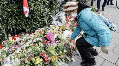 Una persona deposita flores en el lugar del atropello, en Munich. / EFE