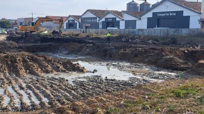 El reventón de una tubería en las Harineras de Huesca ha dejado sin agua a los vecinos del entorno. / Sonia Cameselle