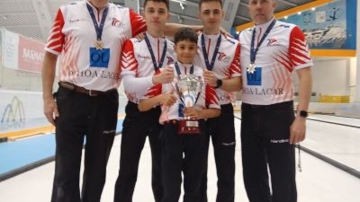 El equipo posa con la medalla de plata conquistada en el nacional