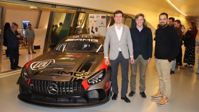 Guillermo Aso posando junto al Mercedes-AMG GT4 con el que competirá