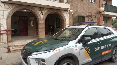 Un vehículo de la Guardia Civil estacionado frente a una comisaría. / Guardia Civil