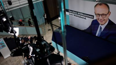 Imagen del presidente del CDU y candidato a canciller Friedrich Merz, en la sede donde la formación sigue el recuento de los votos. | EFE