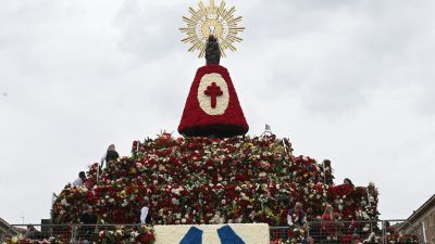 Ofrenda floral a la Virgen del Pilar. / Europa Press