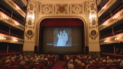 Homenaje a 315 parejas en el Teatro Principal. / Aragón TV