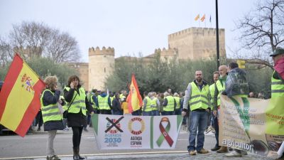 Protestas de agricultores este jueves junto al palacio de la Aljafería, en Zaragoza. / Europa Press