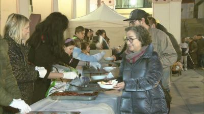 Tradicional reparto de longaniza en Huesca. / Aragón TV