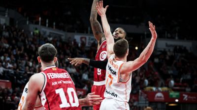 Los jugadores de Casademont Zaragoza y Valencia Basket en una acción durante el partido. Foto: X Valencia Basket