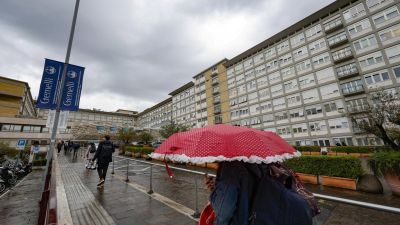 Entrada del hospital Gemelli de Roma donde se encuentra ingresado el papa. / EFE