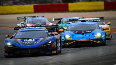 Imagen de la batalla en la GT Winter Series con el Orange Racing by JMH liderando en MotorLand Aragón.