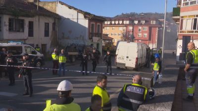 Zona acordonada en el lugar donde se ha derrumbado el edificio por la fuga de gas en Mieres (Asturias)./ Aragón TV