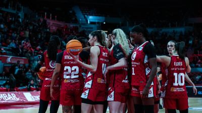 Las jugadoras del Casademont Zaragoza femenino hacen piña antes de un encuentro.
