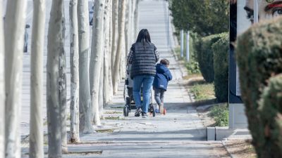 Una mujer pasea con un carro de bebé y un niño. / Europa Press