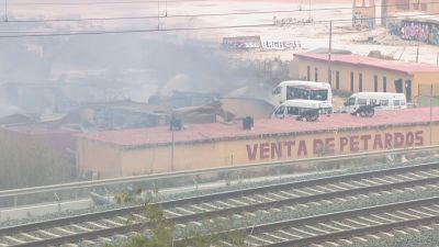 Imagen de la fábrica tras la explosión, que ha obligado a cortar el tráfico ferroviario. / Forta