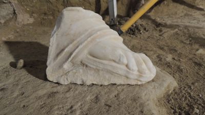 Hallan parte de una estatua de mármol de la época romana durante los trabajos de rehabilitación de la iglesia de San Pedro de Huesca. | Diócesis de Huesca