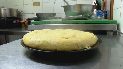 Daniel Polo, del bar Ofogar, es todo un maestro de las tortillas. / Aragón Tv