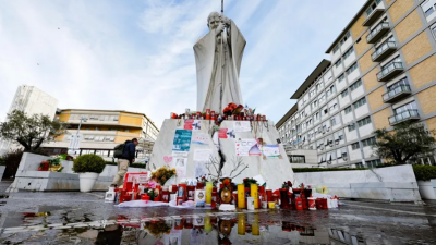 La estatua de Juan Pablo II a la entrada del Hospital Gemelli. EFE/EPA/Fabio Frustaci