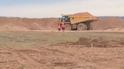Varias máquinas trabajan ya en el nuevo hangar en el Aeropuerto de Teruel. / Aragón TV