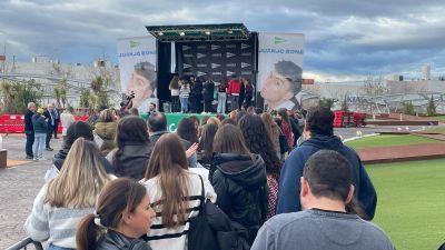 Largas filas para la firma del disco de Juanjo Bona./ Mariluz Ulecia