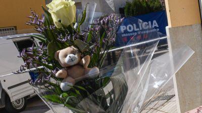 Una persona deposita flores en el lugar donde un hombre mató a su hijo de cinco años./ Glòria Sánchez / Europa Press