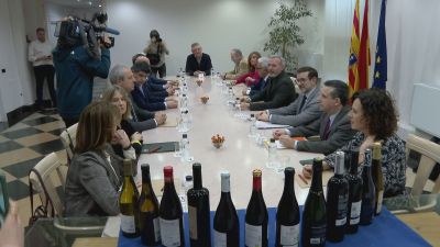 El presidente de Aragón, Jorge Azcón, se ha reunido este lunes con los representantes de las Denominaciones de Origen Protegidas de vinos aragonesas. / Aragón TV