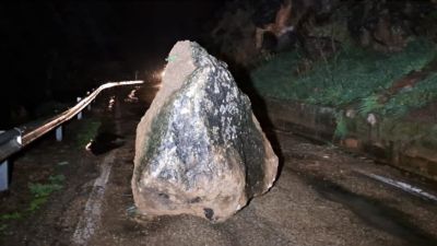 La roca ocupaba la práctica totalidad de la carretera. / Gobierno de Aragón