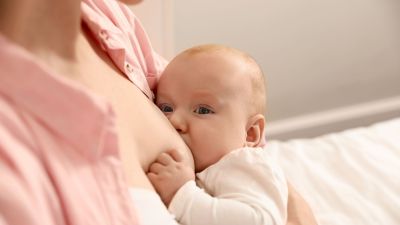 Una mujer amamantando a un niño. / Canva