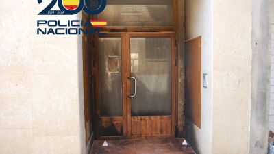 Portal quemado en la calle Las Huertas, en Huesca. / Policía Nacional