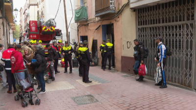 La Policía Local de Zaragoza desalojando un edificio okupado en Zaragoza. / Aragón TV