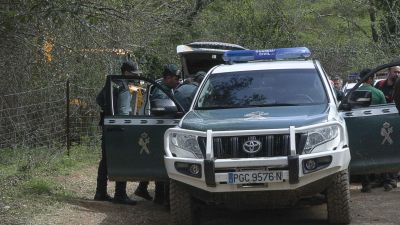 Agentes de la Guardia Civil en la zona donde ha sido hallado uno de los tres muertos que deja el temporal en Andalucía. / EFE