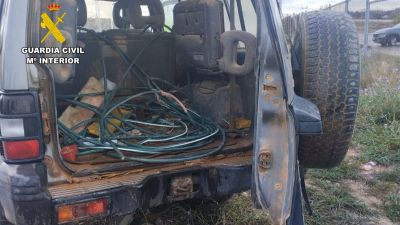 Interior de uno de los vehículos robados con restos de cableado de cobre. / Guardia Civil