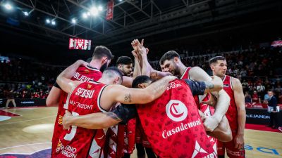 Los jugadores del Casademont Zaragoza celebran la victoria ante Unicaja.