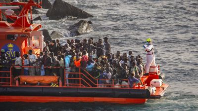 Una lancha de Salvamento Marítimo tras el rescate de un cayuco a su llegada al Puerto de la Restinga en El Hierro (Tenerife). / Europa Press
