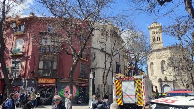 Los Bomberos, la Policía Local y los técnicos del Ayuntamiento de Zaragoza trabajan en la zona. / Ana Benavente