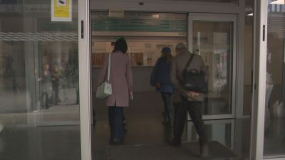 Representantes de Cemsatse a las puertas de la sede del Servicio Aragonés de Salud. / Aragón TV