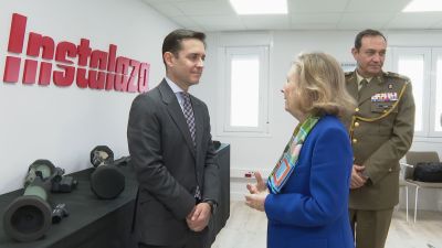 La secretaria de Estado de Defensa, Amparo Valcarce, junto al consejero delegado de Instalaza, Miguel Muñoz. / Aragón TV