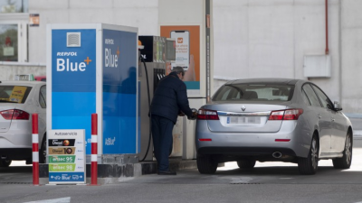 Una persona reposta combustible en una gasolinera. / Europa Press