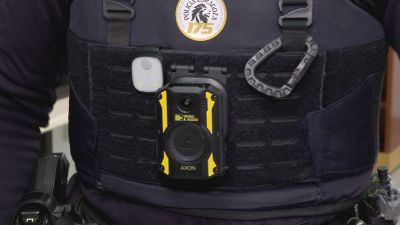 Cámara de vigilancia en el uniforme de uno de los agentes de la Policía Local de Zaragoza./ Aragón TV