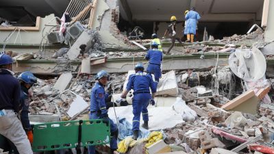 Continúan las labores de rescate en Myanmar, dificultadas por las réplicas. | EFE