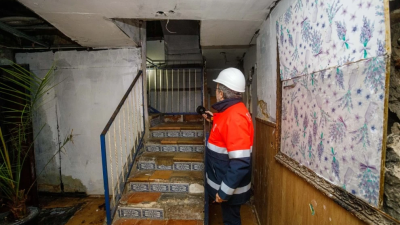 Los técnicos municipales declararon a finales de 2024 el estado de ruina inminente de un edificio desalojado en la calle Ramón Pignatelli de Zaragoza. / Daniel Marcos
